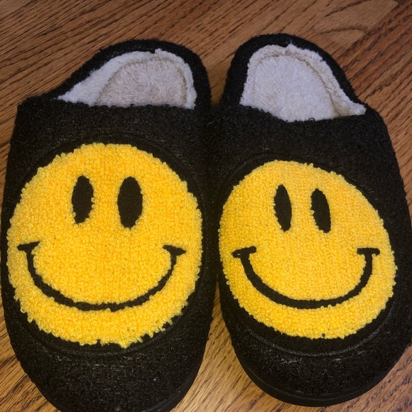 Nordic Peace Black/Yellow Smiley Face Slippers NWT - Picture 3 of 5